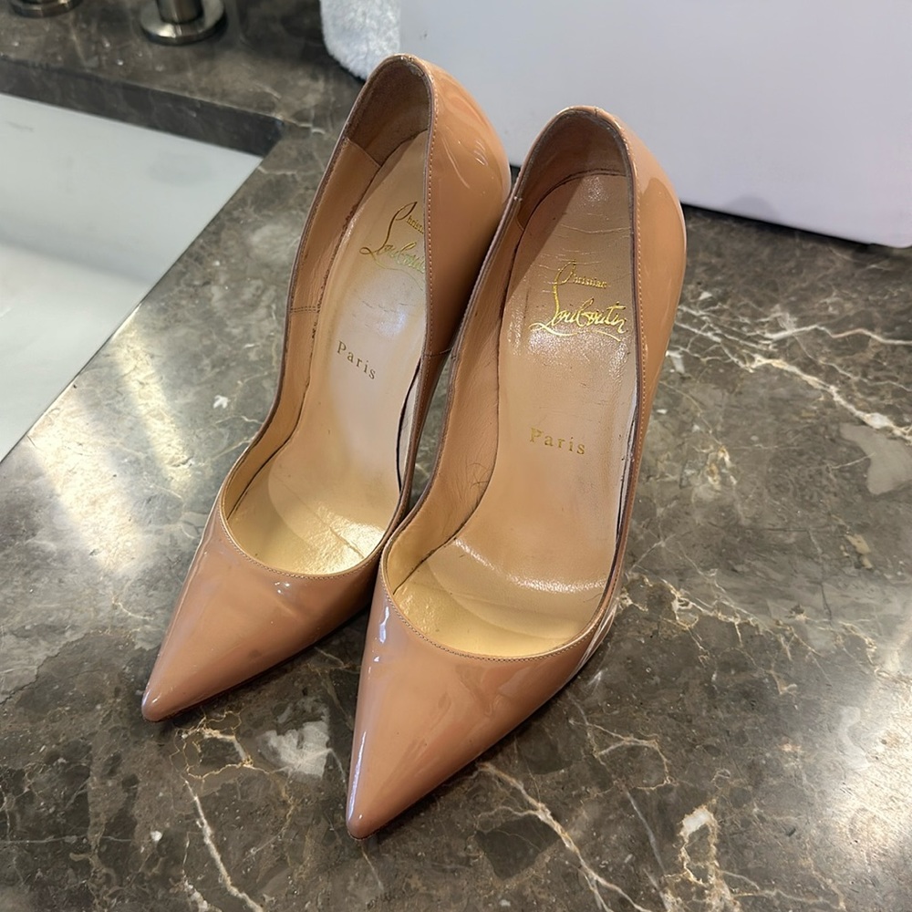 Nude patent leather Louboutin So Kates 36.5